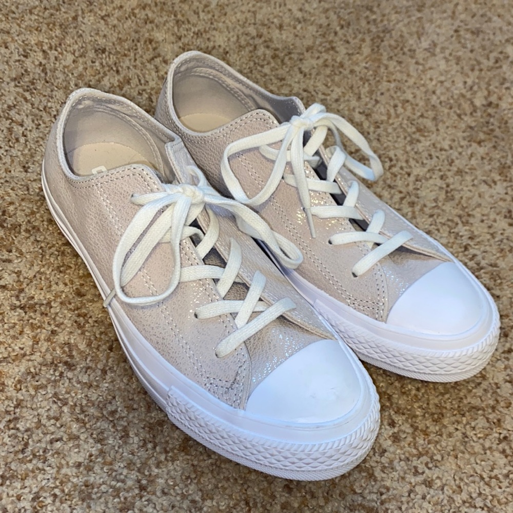Women’s US size 6 lace up shiny gray converse